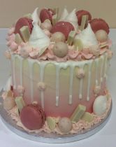 Shaded drip cake with Macarons (9100)
