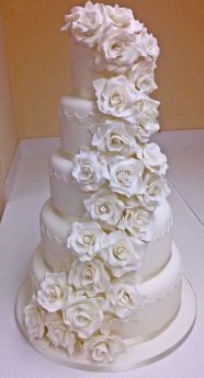 White 5 Tier Rose Cascade (9026)