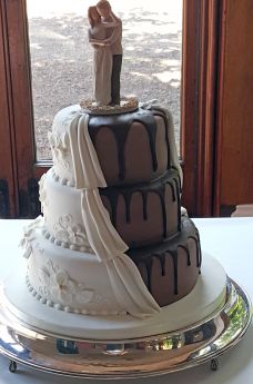 Half chocolate Half formal Wedding Cake (8777)