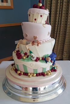 Wonky Wedding Cake with Drunken Couple (8770)