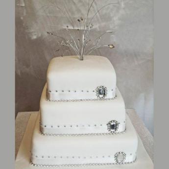 White Broach Wedding Cake (105)